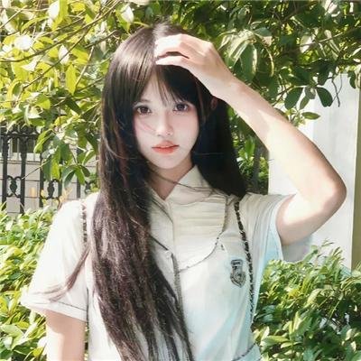 穿黄睡衣的女孩